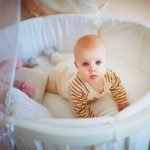 Bébé dans un lit rond