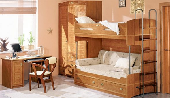 Meubles en bois dans la chambre des enfants