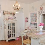 Les meubles après découpage faites-le vous-même à l'intérieur d'une cuisine blanche