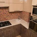 Microondas e forno no armário de cozinha de canto