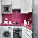Cozinha em miniatura com roupeiro embutido, máquina de escrever e fogão