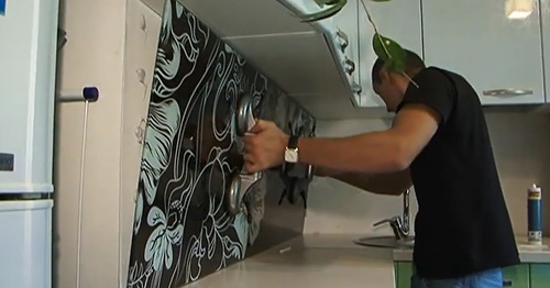 Installation de panneaux de tablier de cuisine
