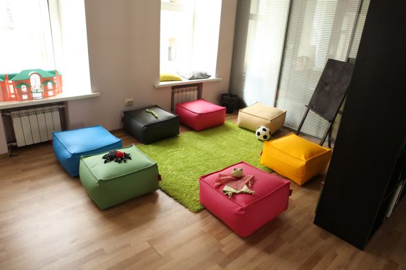Couleur attrayante de poufs
