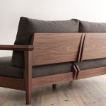 Canapé moelleux avec assise en noyer