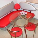 Coin compact et doux avec une table ronde transparente