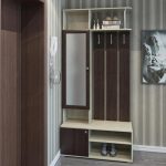Petite armoire avec un miroir