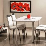 Petite table avec des chaises dans la cuisine Maki