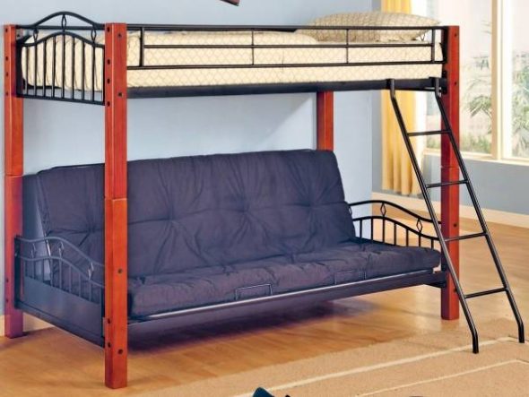 Lit mezzanine inhabituel avec des poteaux en bois et des bylets en métal vintage