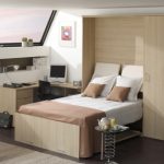 Lit-armoire inhabituel dans le grenier