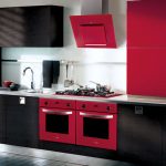 Arranjo incomum de equipamentos na cozinha