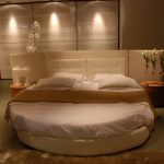 Canapé rond inhabituel dans la chambre