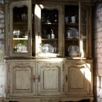 Armoire antique insolite après restauration