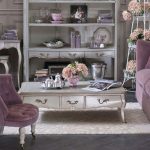 Canapé doux-lilas pour le salon dans le style de la Provence
