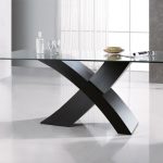 Table et chaises de forme inhabituelle