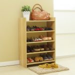 boîte à chaussures dans le couloir avec des étagères
