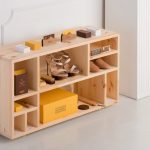 boîte à chaussures dans le couloir avec leurs propres mains