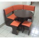 Coin cuisine orange avec table et chaises