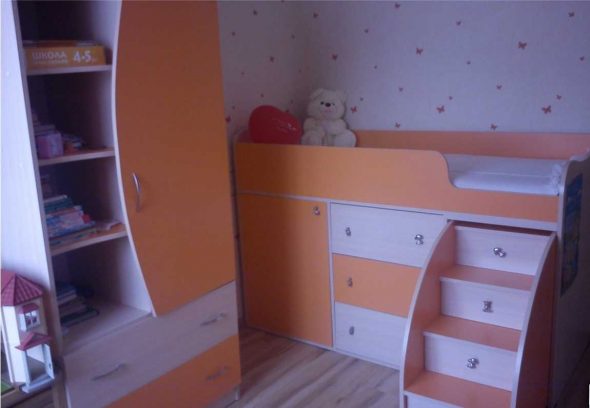 Meubles d'origine dans la chambre de bébé