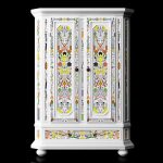 Armoire blanche originale avec un ornement inhabituel
