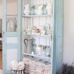 Armoire ouverte de couleur menthe