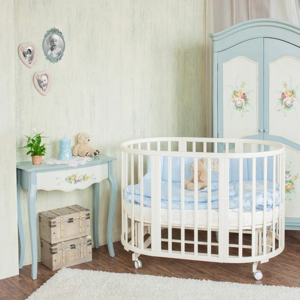 Lit ovale pour le bébé dans la crèche