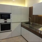 O caso sob o forno e forno de microondas no estilo de minimalismo