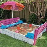 Bac à sable avec des bancs au chalet
