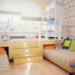 Podium avec deux lits gigognes à l'intérieur de la chambre des filles