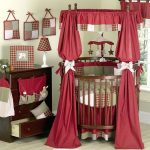 Belle chambre en rouge avec des objets faits à la main