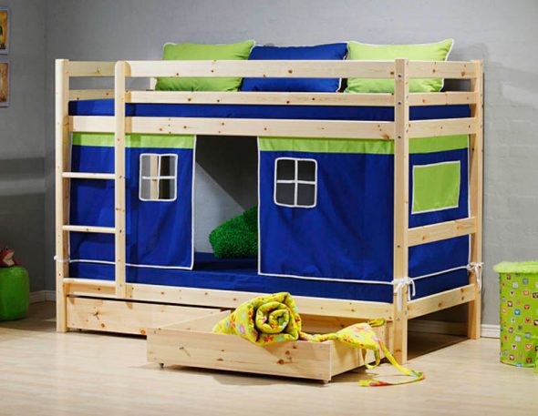 Een voorbeeld van een kinderbed met onderstaande huizen