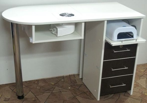 Un exemple d'une table de manucure avec une hotte
