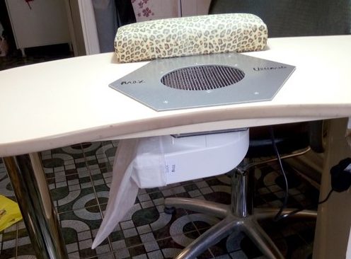 Aspirateur pour table manucure