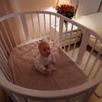 Bébé dans le berceau