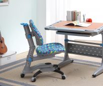 Chaise ajustable pour l'étudiant
