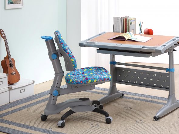 Chaise ajustable pour l'étudiant