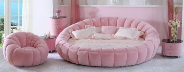Lit rond rose avec pouf rose tendre