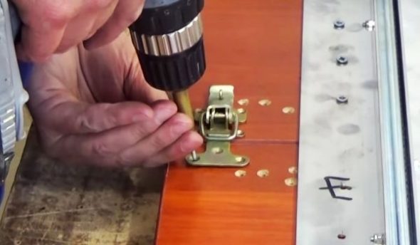 Fixer le verrou de chaque côté de la table