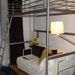 Lit d'argent mezzanine Ikea avec canapé en bas