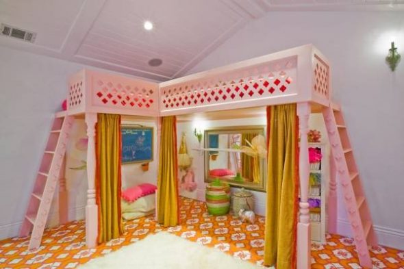 Elegant roze bed voor twee meisjes