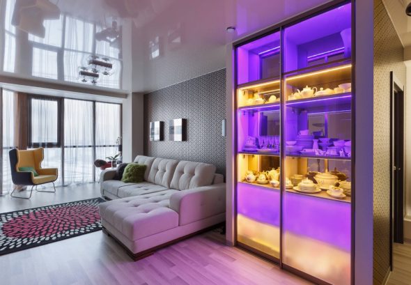 Armoire avec tablettes d'éclairage LED multicolores