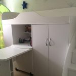 Armoire avec table intégrée et lit à l'étage