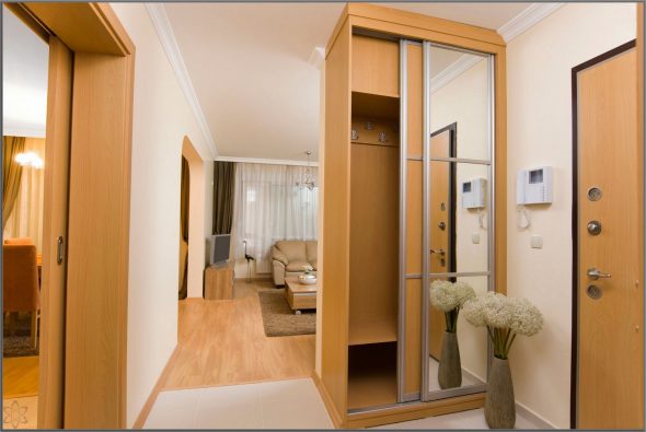 Armoire coulissante dans une petite salle