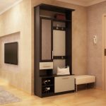 Cabinet avec miroir et pouf dans un petit couloir