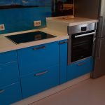 Cozinha azul com forno integrado
