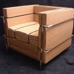 Nous recueillons le cadre de la chaise en carton