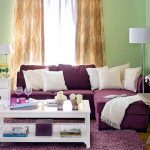 La combinaison de violet et de blanc à l'intérieur