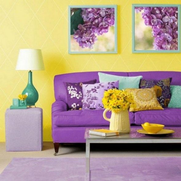 La combinaison de violet et de jaune à l'intérieur