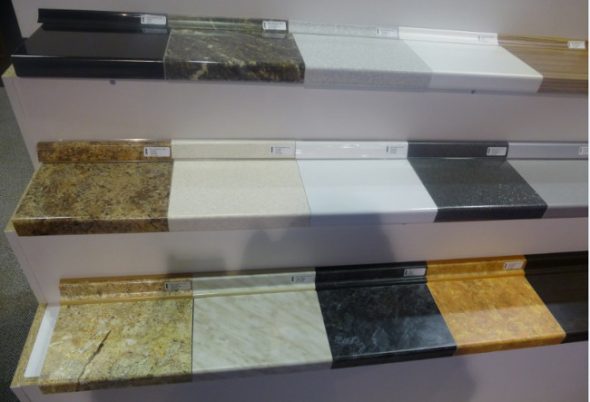 Plinthes et couleurs de table assorties