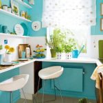 Cuisine turquoise moderne avec une table - comptoir de bar