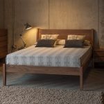 Chambre style loft avec meubles en noyer